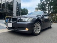 巴伐利亞的榮耀 BMW 寶馬 E90 320i 直列4缸  6速手自排  新車價格187萬 2008年款式 2007年10月出廠 2008年03月領牌 倒車雷達 皮革座椅 定速巡航 電動天窗 雙區恆溫
