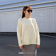 SUUBE Official Soft Knit Sweater - Off white เสื้อกันหนาว คอกลม ทรงoversize ผ้าknit