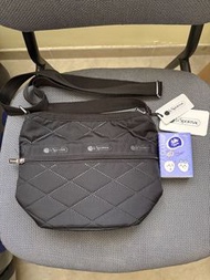 LeSportsac 黑色菱格紋斜背包