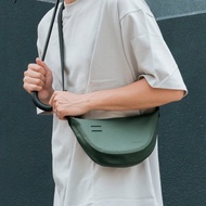 【bitplay】2.5L 全防水半月側背包