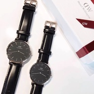 DW นาฬิกาข้อมือผู้หญิง นาฬิกาผู้ชาย ขนาด28mm/40mm สายหนังดำ