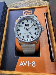 AVI-8 x IWM Limited Edition 自動錶 AV-4161-03  全夜光沙色面配沙色布帶 錶徑41mm