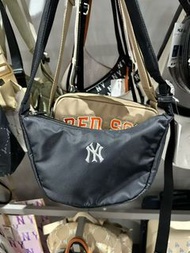 韓國直送🇰🇷MLB 成人款半月肩背包
2款：Boston 米白・NY 黑色
尺寸：約 15 × 26cm
📦到貨日12至18日
🇰🇷精選韓國好物推介🇰🇷正品正貨💯
🌸買兩件即減$🌸

🌼韓國代購優惠$