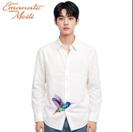 NWT 現貨 Emanate Meili 品牌設計的男裝白色長袖恤衫，其顯著特徵是正面印有一隻色彩鮮艷的琉璃刀翅蜂鳥圖案。Size L (裇衫詳細尺寸資料：領16" 膊頭17.5” 袖長26" 胸闊2