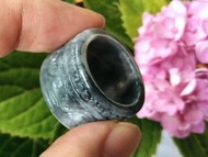 翡翠A貨【烏雞扳指】 
烏雞種，大小 :圈口19.5mm，外徑27.2mm，寬16.1mm，厚3.7mm。烏雞色，此扳指圈口中等，適合小手男士拇指或戴其他手指。玉件仿古雕花，雕工好，有石紋。 清貨價$