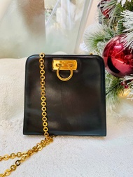 Salvatore Ferragamo黑金馬蹄扣盒子包