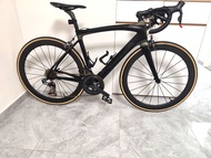KUOTA 全碳纖維電變公路車｜SHIMANO ULTEGRA DI2 22速全套變速套件｜Ceramicspeed 中軸 & 大導輪｜Novatec 50mm 框高碳纖維輪組｜ENVE 碳纖維一體把