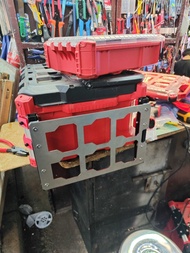 Milwaukee PACKOUT 米沃奇 
工具箱配件
工具箱支架 304不銹鋼支架  不會變形 無損安裝 狗臂架設計 可放木板 隨意收納 不用拆掉任何東西   
一套350元
(不包括工具箱)