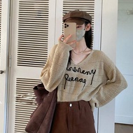 groove_grace เสื้อยืดผู้หญิงคอวีแขนยาว แขนค้างคาว ดีไซน์คัตเอาท์ ผ้าถัก เสื้อครอปกันแดดลายตัวอักษร ส