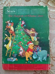 1972, Sears Wish Book for the 1972 Christmas Season  600 頁原裝美國 Sears 1972 聖誕 “Wish 夢想” 禮品目錄,  以玩具最大篇幅佔約一半300頁有我們小時候消磨時間看的兒童電視節目“芝麻街” 比達，大鳥，有球隊徽章..  有套裝組合式“大富翁” 和電子操控電動/玩具，是當年最新興科學玩具，電子教育玩具外，天文望遠鏡，電子對講機亦加入此列。聖誕禮物多而豐富，包羅萬有，有聖誕樹，聖誕裝飾外，還有豐富美食作爲禮品，聖誕果仁蛋糕....