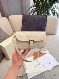 LV Nano Diane 法棍包，草莓牛奶配色