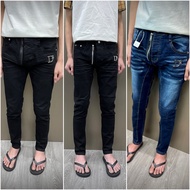 Simple D2 wrinkled black jeans with exposed zipper embroidery