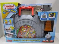 汐止 好記玩具店  MATTEL 湯瑪士小火車 帶著走 二合一迪索運輸組 原價1299特價中