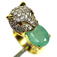 แหวนเงินแท้ 925 ชุบทอง 18K ดีไซน์เสือประดับพลอยมรกตแท้ (Natural Emerald) 10x12 มม. ล้อมเพทายและโกเมน