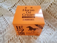 可單買或免費跟隨購買任何其他物品奉送 !🎁Horse Oil Cream 馬油藥用馬油霜有效成份B/甘草次酸，防止皮膚粗糙、 龜裂 及 撕裂。兩種成份 : 馬油和尿素，具有高保濕性，保持皮膚濕潤，防止刺激和乾燥。 輔酶Q10、 玻尿酸、膠原蛋白(保濕成份)保持水份, 使肌膚緊緻、年輕。含有天然保濕成份和植物萃取物(迷迭香、 香馬尾草、啤酒花、松樹、檸檬)。買咗十盒， 賣一盒出去分享吓  !可單買或隨購買任何其他物品奉送 !🎁📢 手快有 !✌🏻 賣咗送咗就冇㗎啦 !🤷🏻‍♀️