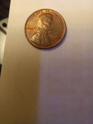 這是一枚1982年發行的美國林肯一美分硬幣。

硬幣材質為銅鋅合金，重約3.11克。

圖中顯示的是硬幣的正反面，上面刻有美國國家格言「IN GOD WE TRUST」和「LIBERTY」字樣。