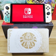 全新Nintendo Switch OLED款式 薩爾達傳說 王國之淚版遊戲主機JPN絕對100%保證原廠原封原包裝盒未開封未使用（門市開單，壹年保養，恕不議價！）——免費贈送：①香港三腳雙USB多功能火牛插座+②鋼化玻璃膜