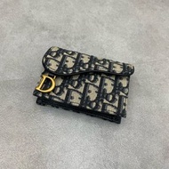 DIOR Saddle Card Holder 老花刺繡翻蓋 卡包 小號 牛仔藍