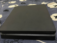 【平台】 PS4  【品名】 2117A型 主機  【物品狀況】二手 運作功能等皆正常 電源線/HDMI等線材完整 另附兩隻DUALSHOCK手把及手把用兩孔座充 以及PS4 黑帝斯/惡名昭彰：第二之
