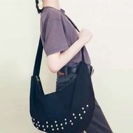 黑色丹寧布鉚釘大型斜背包 LARGE STUDDED DENIM HOBO BAG