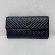 Chanel • 全黑山形紋羊皮翻蓋長夾 So Black