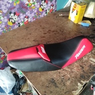 raider 150 carb camel back racing seat