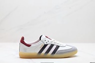 Adidas Samba蛇年限定款經典運動鞋白色為主，鞋頭採用淺灰色麂皮呈現，後跟和鞋舌標籤輔以紅色絲綢紋路。最大的亮點就是黑色三道槓區域採用蛇紋，後跟處帶有白色”發“字樣，此外還附贈大紅色的掛件，氛