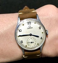 古董奧米加錶 (1935年原廠生產 )Omega Cal 26.5 機蕊型號 Real Antique Omega Watch 機械手上鏈腕錶男仕腕錶：罕有超靚奧米加錶面，藍鋼三針，原裝奧米加廠不鏽鋼錶殼直徑31mm 及原裝奧米加上鏈霸的，全新真皮錶帶，運作中working condition 。