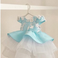 藍色和白色連衣裙，帶有 3d 花朵和用於聆聽的蝴蝶結夾。周歲生日禮服