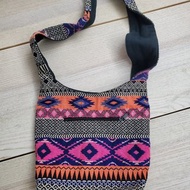 有禮貌穿搭 民族風 南美洲 印地安 刺繡圖騰 圓筒包 寬背帶