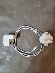 二手原裝正版 APPLE  iPad / iPhone 10W USB Power Adapter  充電插頭 及 原裝充電線 (九成九新)《溫馨提示：只此一套，不散賣，鐵價不二，謝絕議價，手快有，手慢無，把握機會！》