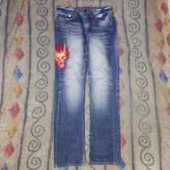 二手【鬼洗】ONIARAI直筒刷白牛仔褲紅刺繡爆裂鬼腰圍30吋褲長110公分藍色#24女王節