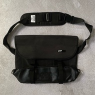 PEEPS MESENGER BAG BLACK
