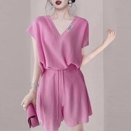 2024 Casual Small Temperament V-Neck Shorts Knit Suit Fashion Loose Lazy Light Luxury Two-Piece Suit 3-15-10