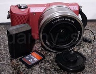 靚人像之選👍🏻極新 Sony A5000 行貨 粉紅Pink 輕便無反相機 連 1x原裝電池 1xE-Mount 16-50mm F3.5-5.6 OSS 鏡頭 送記憶卡和Hoya UV保護鏡片