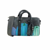LV M46437 Keepall Bandouliere 25草間彌生聯名 南瓜肩背手提包 波士頓包 (附購證)