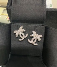 Chanel 白色水晶蝴蝶CC耳環