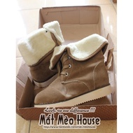 Women's white fur-lined boots