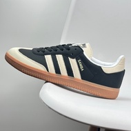 Kasut sukan Adidas Gazelle untuk kegunaan dalaman, kasut rendah dari siri latihan Gazelle.