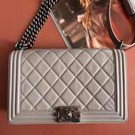 ::CHANEL:: BOY 28 限量款灰色菱格羊皮金釦 金鍊肩背斜背包