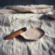 桌上的白瓷糖霜 / 粉色糖心碟・聖木鼠尾草燃燒盤・點心盤