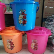 6 Gallon bucket with lid