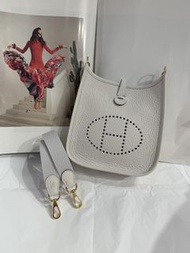 門市現貨～Hermes mini evelyne M4奶灰色金釦 W stamp