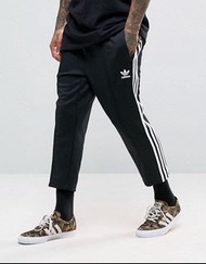 愛迪達斯 寬鬆七分運動褲 (顏色：黑，尺寸：M，型號：BK3632，原價：1789)Adidas Originals SST Relax Cropped Joggers In Black BK3632