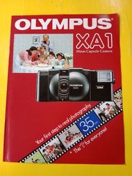 XA1  1982年 Olympus 奧林帕斯 XA1 35mm Capsule Camera “英文版” Catalogue 產品目錄。

這本 Olympus 目錄介紹 XA1 小型伸縮相機， 機