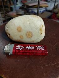 美石，約500克，置於粉紅二層櫃下