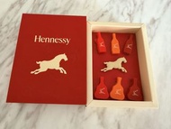 軒尼詩 Hennessy 馬仔擺設連盒。酒樽型吸盤，區分不同人的酒杯