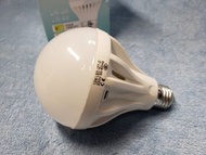 全新 2個起，家居用品，稱12W 12火LED燈泡，省電實用，大螺絲頭，12W約100多火燈泡光度，可網上研究吓，不多介紹，耐用與否，要衡量一吓，試用價，價錢為一個價，小弟仲有其他燈泡，可睇睇，給懂得的