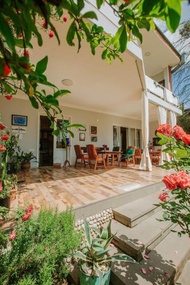 Neli &amp; Zaal Guest House