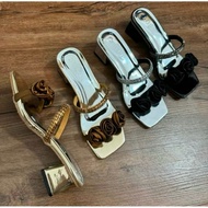 Super pretty luxurious heels with fashionable roses, easy to wear and easy to coordinate, Available 